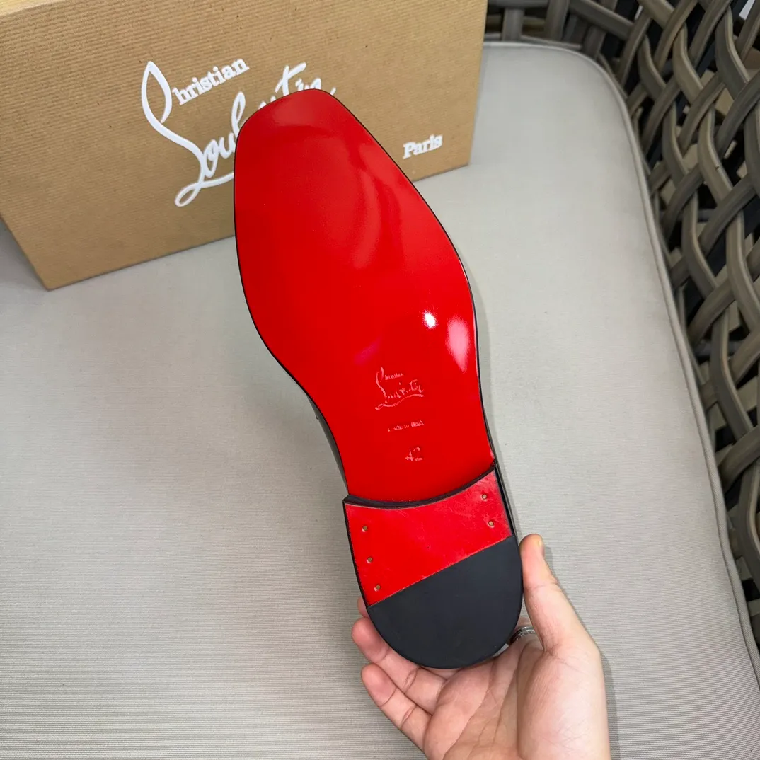 [CL red-soled shoes] Top P: 1020💰 Size 39-44 (⚠️38.45.46 custom-made, non-refundable and non-exchangeable) 🆑High-end men's business formal leather shoes, classic red-soled shoes | Fabric: Original imported first-layer cowhide, iconic rivet decoration | Lining: water-dyed cowhide lining Outsole: red cowhide outsole imported from Italy Brand: Christia*.Loubouti* 🆑 High-end men's business dress shoes | classic red soled shoes | Upper: original imported first layer cowhide iconic rivet decoration | Linning: Water dyed cow skin inner Outsole: red cowhide outsole imported from Italy Size: 39-44 (38.45.46 customized) Brand: Christia*.Loubouti*